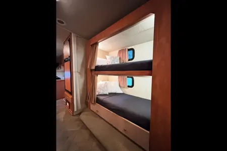 Lazen🐝 RV Adventures - Winnebago RV Cottage- SQUAMSH BASE CAMP