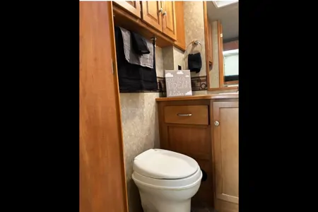 Lazen🐝 RV Adventures - Winnebago RV Cottage- SQUAMSH BASE CAMP