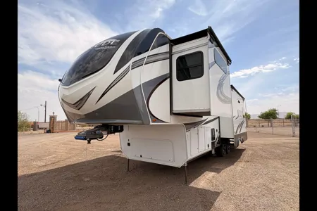 Spacious & Serene: Grand Design Solitude Escape