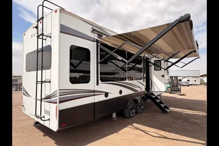 Spacious & Serene: Grand Design Solitude Escape