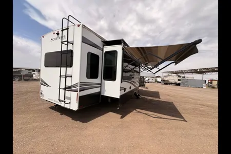 Spacious & Serene: Grand Design Solitude Escape