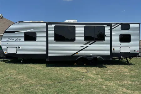 34ft camper sleeps 8-9 (delivery required)