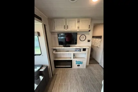 34ft camper sleeps 8-9 (delivery required)