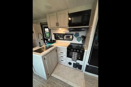 34ft camper sleeps 8-9 (delivery required)