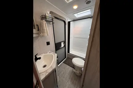 34ft camper sleeps 8-9 (delivery required)