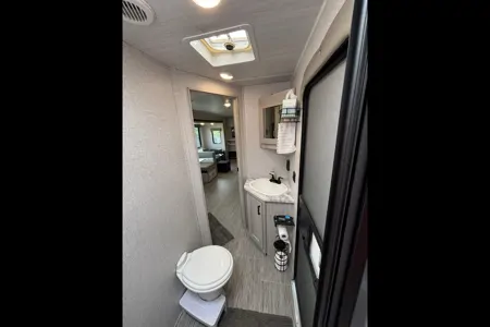 34ft camper sleeps 8-9 (delivery required)