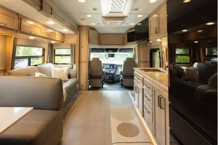 Kerry's Renegade RV Xl X39 Class C