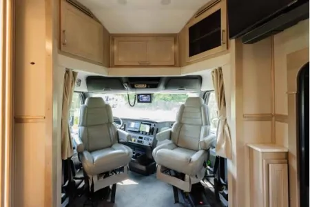 Kerry's Renegade RV Xl X39 Class C