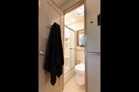 Kerry's Renegade RV Xl X39 Class C