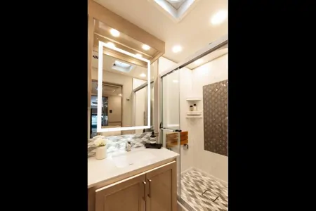 Kerry's Renegade RV Xl X39 Class C