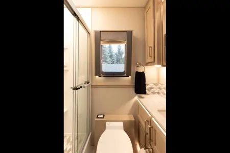 Kerry's Renegade RV Xl X39 Class C