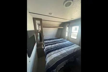 Jordan's Keystone 29dwse Travel Trailer