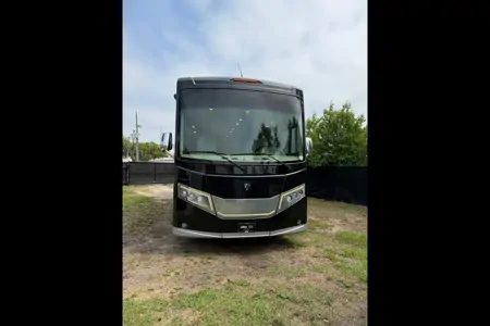 Wesley's Thor Motor Coach Palazzo Class A