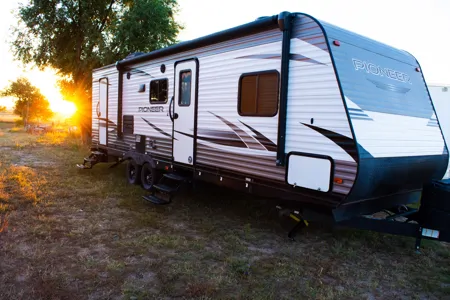 Spacious Pioneer Travel Trailer – Sleeps 10 | Family & Hunting Ready