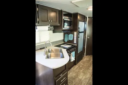 Spacious Pioneer Travel Trailer – Sleeps 10 | Family & Hunting Ready