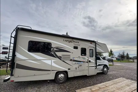 Fleet #C8 Family-Friendly RV with a Slideout for Rocky Mountain Escapes – Sleeps 6!