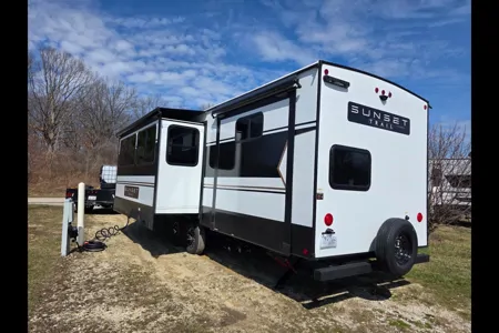 Favian's Crossroads Sunset trail 331bh Travel Trailer