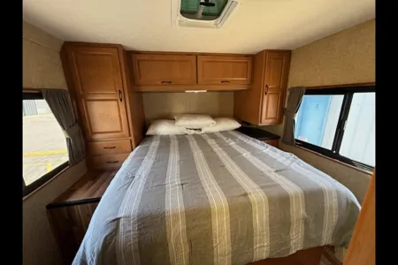 Thor Majestic 28' Motorhome - Class C RV