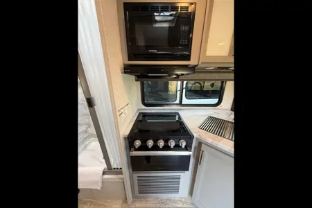 Brand new 2026 Thor Chateau 30ft. with free private shuttle -Lola