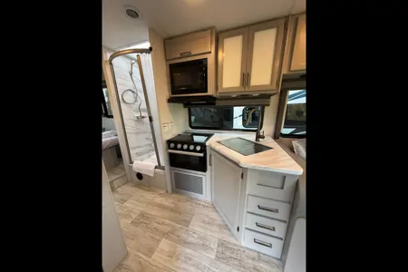 Brand new 2026 Thor Chateau 30ft. with free private shuttle -Lola