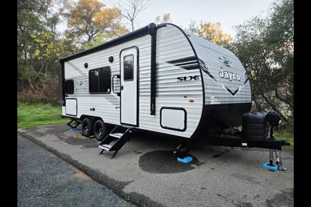 New Jayco with Double Bunks + Murphy Bed – Easy Tow, Sleeps 7