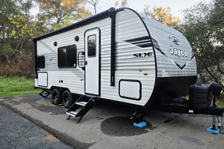 New Jayco with Double Bunks + Murphy Bed – Easy Tow, Sleeps 7