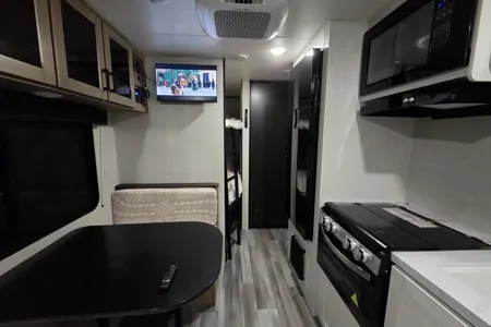 New Jayco with Double Bunks + Murphy Bed – Easy Tow, Sleeps 7