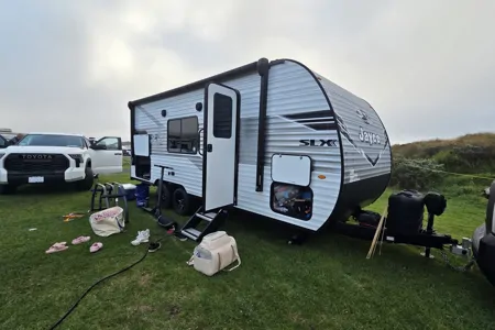 New Jayco with Double Bunks + Murphy Bed – Easy Tow, Sleeps 7