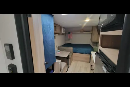 Rhiannon's Coleman 17B Travel Trailer