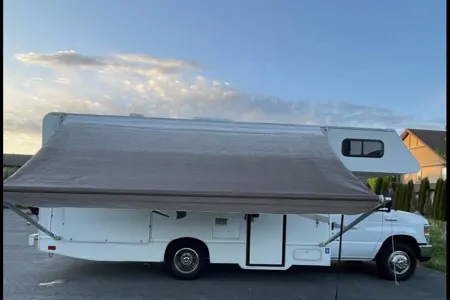 SAGUN Ford E350 Majestic Motorhome Class C