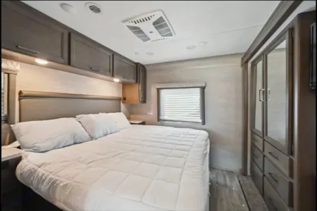 'Tess' 2022 Thor Freedom Traveler 3 ACO2045