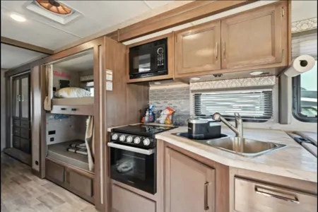 'Tess' 2022 Thor Freedom Traveler 3 ACO2045