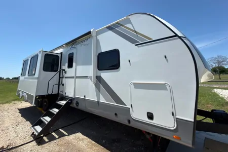 “The Yeehaw Basecamp" | 39-Ft Bunkhouse Sleeper | We Deliver & Set Up Everything!