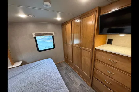 Winnebago Sunstar King Bed