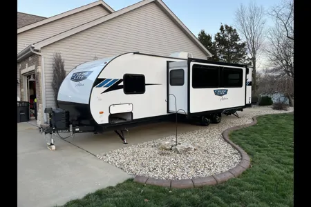 Sleeps 10! Private Bunk House and Bedroom! Travel in style!