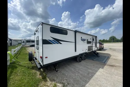 Sleeps 10! Private Bunk House and Bedroom! Travel in style!