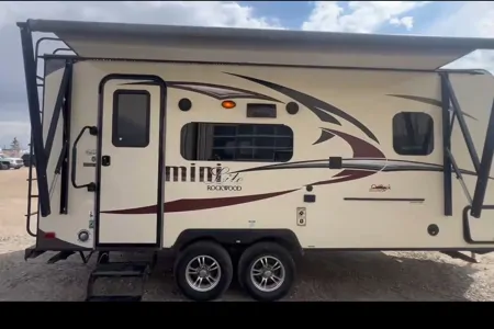 Darren's Forest River Rockwood Mini Lite 2109S
