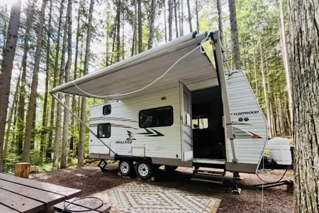 Britt and Brett’s Fleetwood Mallard Travel Trailer