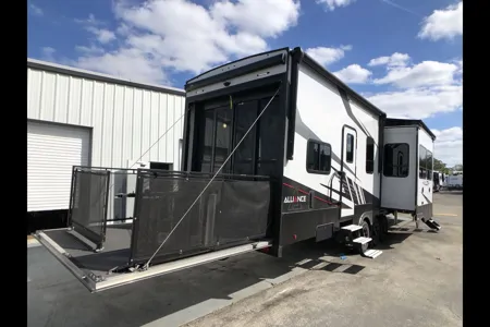 Tom's Alliance RV Valor 41v15 Toy Hauler