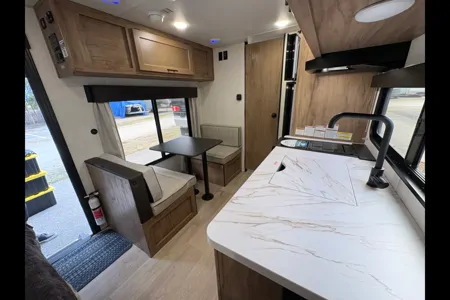 Cozy Forest River 16FQW – Easy Tow & Fully Equipped