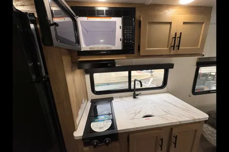 Cozy Forest River 16FQW – Easy Tow & Fully Equipped