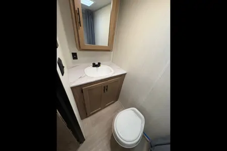 Cozy Forest River 16FQW – Easy Tow & Fully Equipped