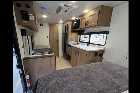 Cozy Forest River 16FQW – Easy Tow & Fully Equipped