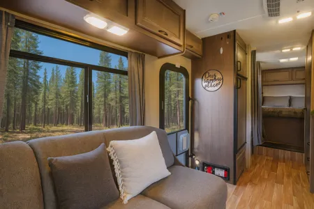 (#6) 30’ Adventure RV– Sleeps 8|Generator|Festival Freindly