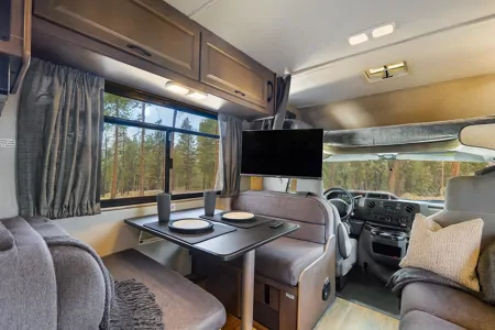 (#6) 30’ Adventure RV– Sleeps 8|Generator|Festival Freindly