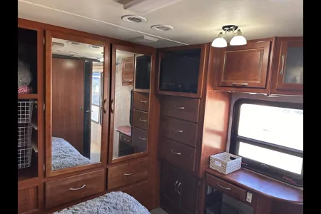 Newly Remodeled 2005 Fleetwood Pace Arrow 37 feet