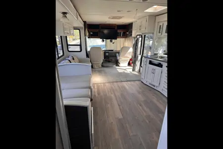 Newly Remodeled 2005 Fleetwood Pace Arrow 37 feet