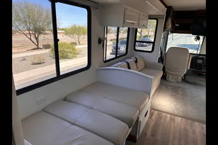 Newly Remodeled 2005 Fleetwood Pace Arrow 37 feet