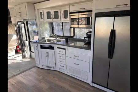 Newly Remodeled 2005 Fleetwood Pace Arrow 37 feet