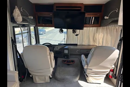 Newly Remodeled 2005 Fleetwood Pace Arrow 37 feet